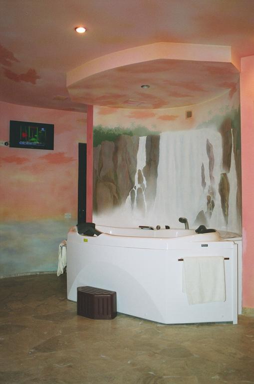 Motel Acapulco Erevan Esterno foto